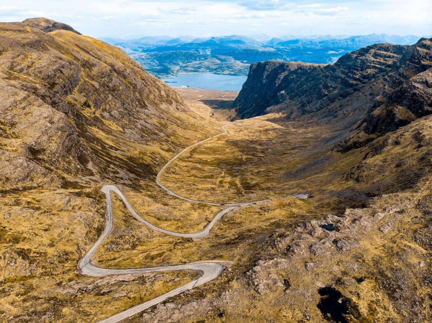 Tornanti della strada di montagna del Bealach na B&agrave; nell&rsquo;area di Applecross