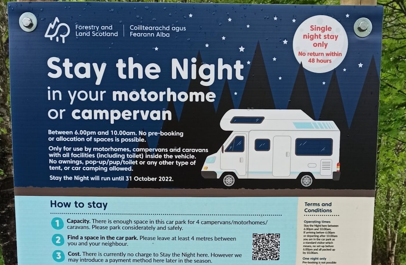 Cartello &ldquo;Stay the Night&rdquo; per sosta notturna in camper in Scozia.