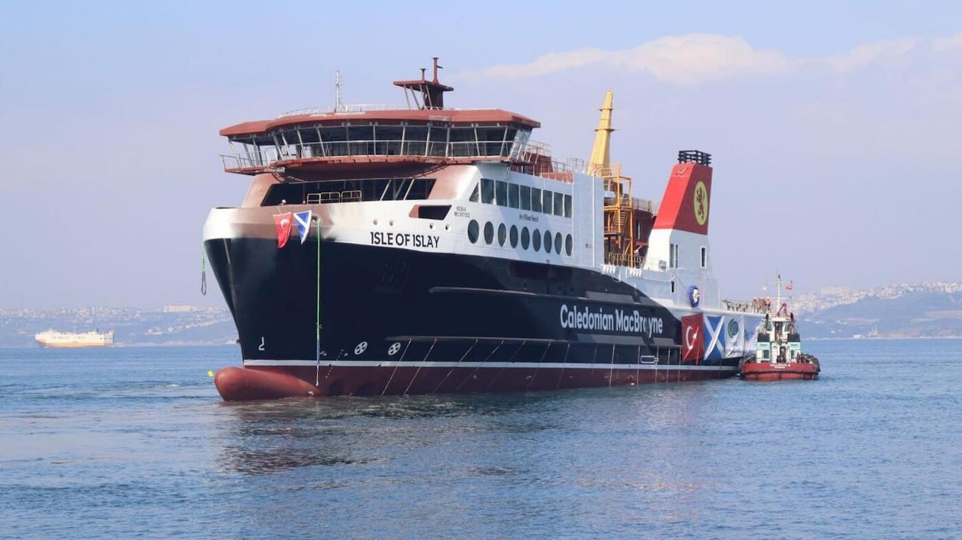 Traghetto CalMac in partenza, collegamenti tra isole della Scozia.