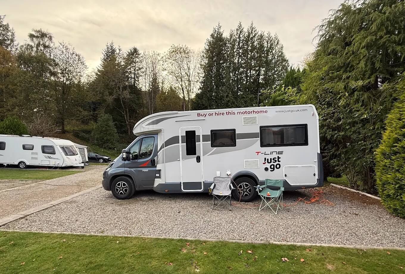 Camper su piazzola in ghiaia al Black Rock Caravan & Camping Park