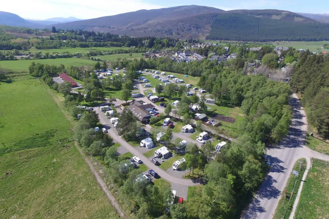 Braemar Caravan Park con il villaggio e le colline sullo sfondo