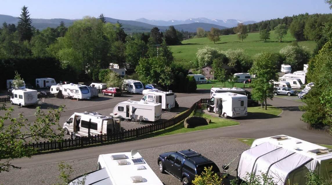 Piazzole del Grantown-on-Spey Caravan Park con vista sui Cairngorms
